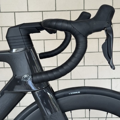 Guiador e partes frontais de bicicleta preta com marcas SHIMANO, SCHWALBE e DANI BIKES