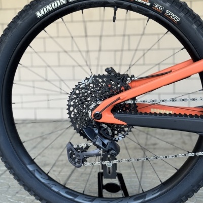 Roda traseira de bicicleta com pneu preto Maxxis Minion DHR II e quadro laranja