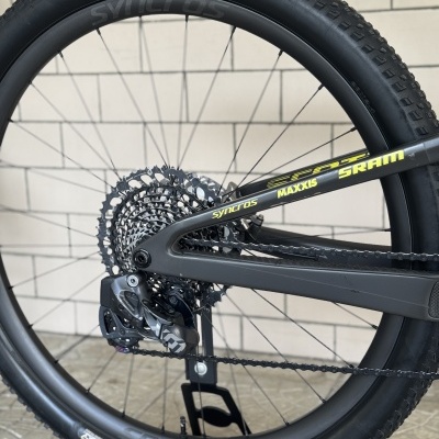 Roda traseira de bicicleta com pneu preto e aro carbono