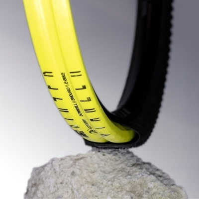 Fita métrica amarela flexível sobre superfície cinza texturizada