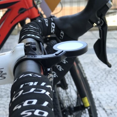 Suporte de relógio Garmin montado no guiador de bicicleta branca com fita preta e texto branco