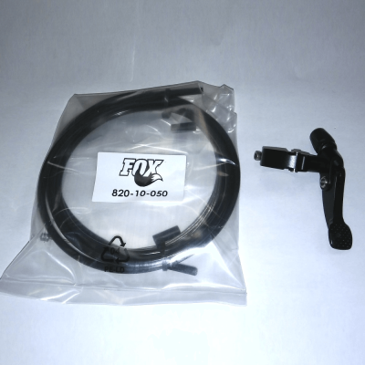 Cabo preto embalado com peça de metal preta ao lado e etiqueta FOX 820-10-050