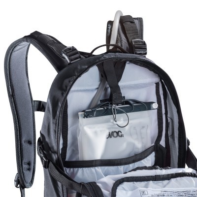 Mochila preta e cinza com interior branco e bolsa transparente com texto AVOC