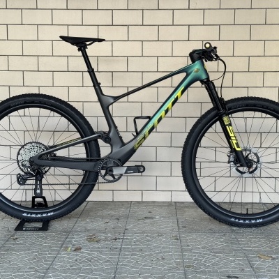 Bicicleta de montanha SCOTT verde e amarelo com pneus MAXXIS e suspensão ROCK SHOX SID