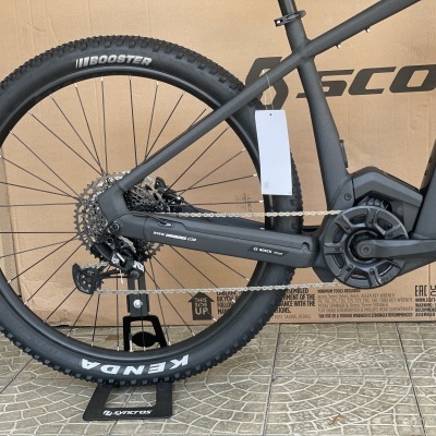 Bicicleta elétrica Scott cinza escuro com roda traseira Kenda Booster e motor elétrico