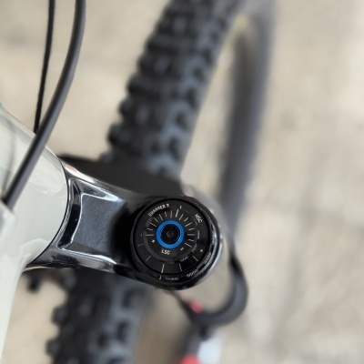 Suspensão e pneu de bicicleta de montanha com parafuso com texto CHARGER 3.