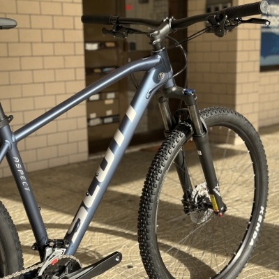 Bicicleta de montanha azul cinzento com suspensão dianteira e pneus KENDA