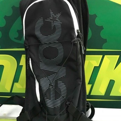 Mochila preta com o texto OXDOG em fundo verde e amarelo