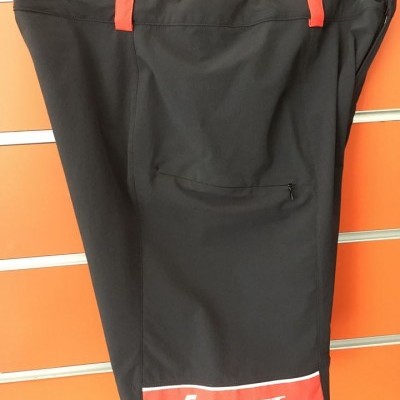 Calções desportivos pretos com detalhes vermelhos e logo SCOTT