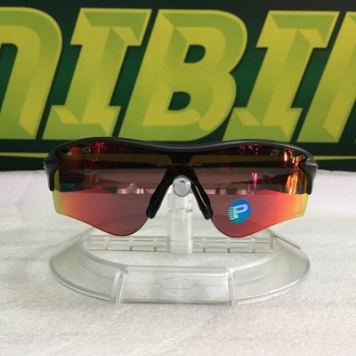 Óculos desportivos com lentes vermelhas espelhadas e armação preta