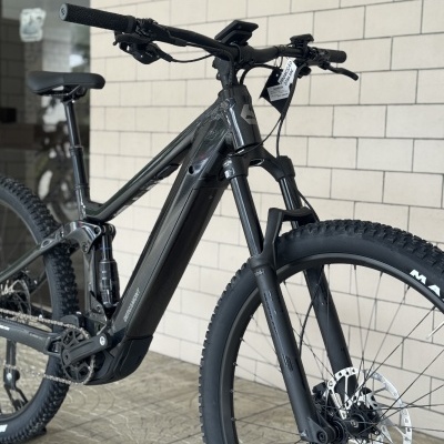 Bicicleta de montanha elétrica preta BergeMount com suspensão dianteira e etiqueta de promoção