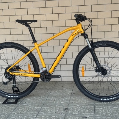 Bicicleta de montanha amarela Scott Aspect com rodas pretas em suporte
