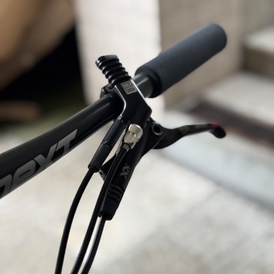 Punho e manete de bicicleta de montanha preta com gravação Rock Shox