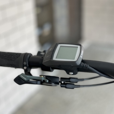 Mostrador digital quadrado preto no guiador de bicicleta