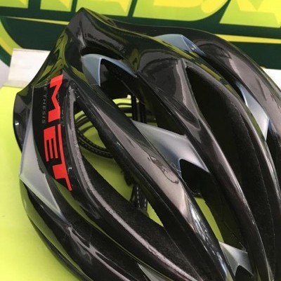 Capacete de ciclismo preto brilhante com marca MET e modelo MISSION