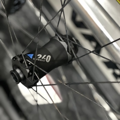 Cubo preto de roda de bicicleta com escrita '2.10 HYBRID' e raios pretos