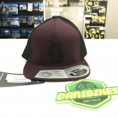 Boné vinho com logo SCRC em relevo preto e etiquetas, colocado sobre uma peça branca com adesivo DA NIBIKES BIKE SHOP