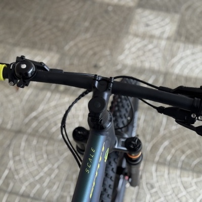 Guiador de bicicleta com punhos amarelos e campainha negra