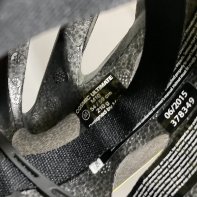 Interior de capacete preto com etiquetas informativas.