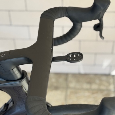 Guidão preto de bicicleta de estrada com fita e suporte para computador