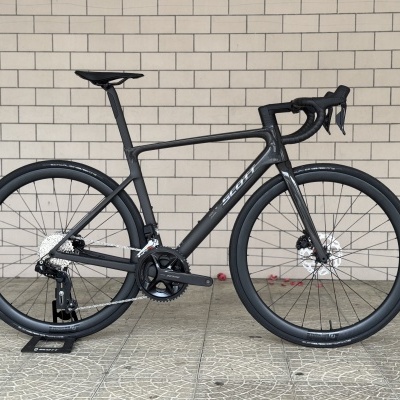 Bicicleta de estrada preta com quadro de carbono e travões de disco