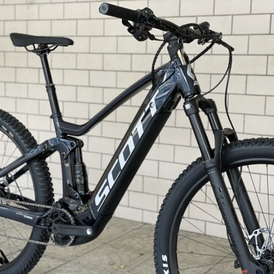 Bicicleta de montanha SCOTT preta com pneus Maxxis e suspensão traseira