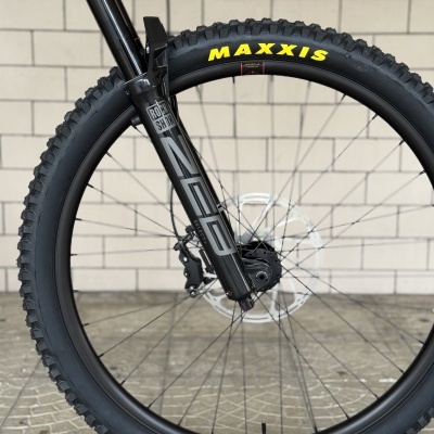 Roda dianteira de bicicleta com pneu Maxxis e garfo RockShox