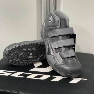 Sapatilhas de bicicleta cinzentas Scott com tiras de velcro sobre caixa preta