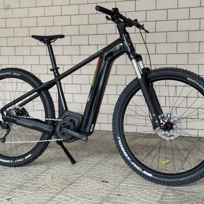 Bicicleta elétrica de montanha preta com pneus Schwalbe Rocket Ron e suspensão dianteira