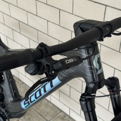 Bicicleta preta SCOTT com guiador preto e comandos de travagem