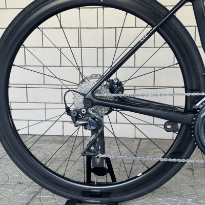 Roda traseira de bicicleta preta com pneus Continental em suporte Scott