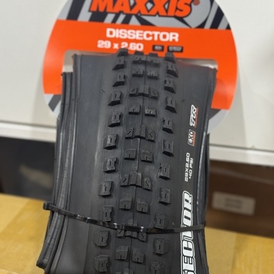 Pneu de bicicleta Maxxis Dissector 29 x 2.60 dobrado numa caixa de cartão.