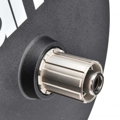 Peça metálica prateada num disco preto com texto ZIPP