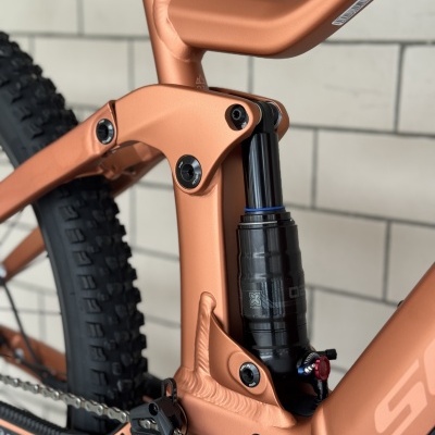 Quadro de bicicleta de montanha em alumínio com suspensão traseira preta e pneus grossos