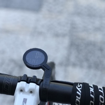 Computador digital preto montado no guiador de bicicleta