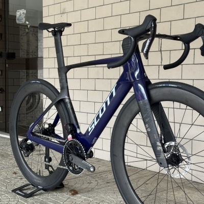Bicicleta de estrada SCOTT azul e preta com componentes em carbono