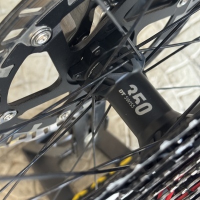 Roda de bicicleta com cubo DT SWISS 350 e disco de travão