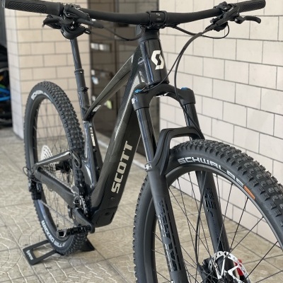 Bicicleta de montanha preta SCOTT com pneus Schwalbe e suspensão dianteira