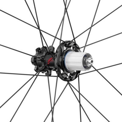 Roda de bicicleta com cubo preto e raios finos pretos em fundo branco