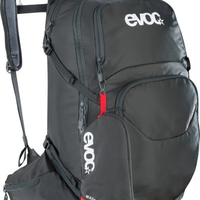 Mochila preta evoc com múltiplos compartimentos e alças acolchoadas