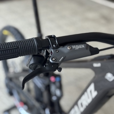 Guiador de bicicleta preto com alavanca de travão MAVEN e quadro Santa Cruz preto