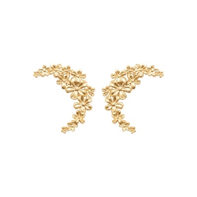 Brincos dourados em forma de meia-lua com flores em relevo