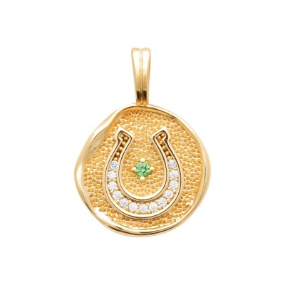 Pendente dourado com ferradura cravejada de pedras brancas e pedra verde no centro