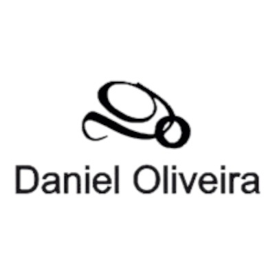 Logotipo com símbolo abstrato preto e texto Daniel Oliveira