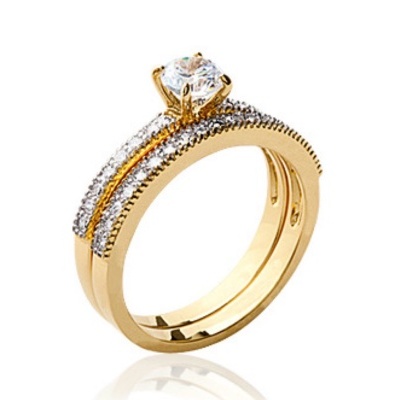 Anel de ouro amarelo com pedras claras
