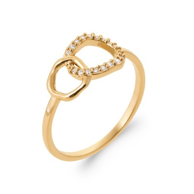 anel dourado com dois elos, um com pedras brilhantes, fundo branco