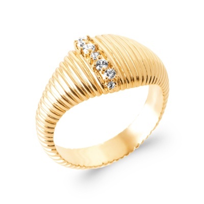 anel dourado com pedras brilhantes e textura de linhas