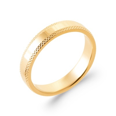 Anel de ouro amarelo com detalhes gravados nas bordas