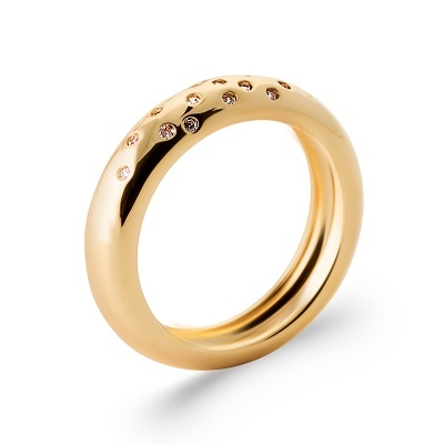 Anel dourado com cristais