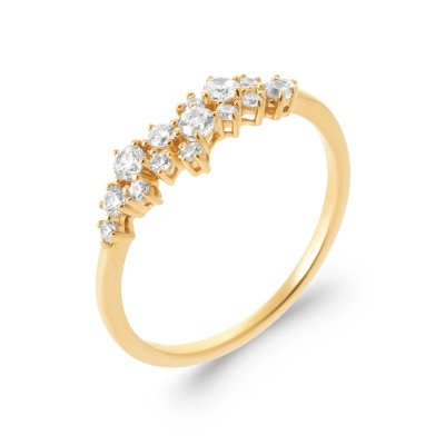 Anel dourado com pedras redondas transparentes